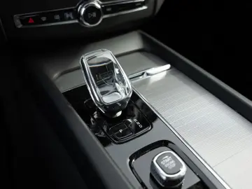 VOLVO XC60 B5 AWD Plus Dark FACEL. LED KAMERA H K PANO