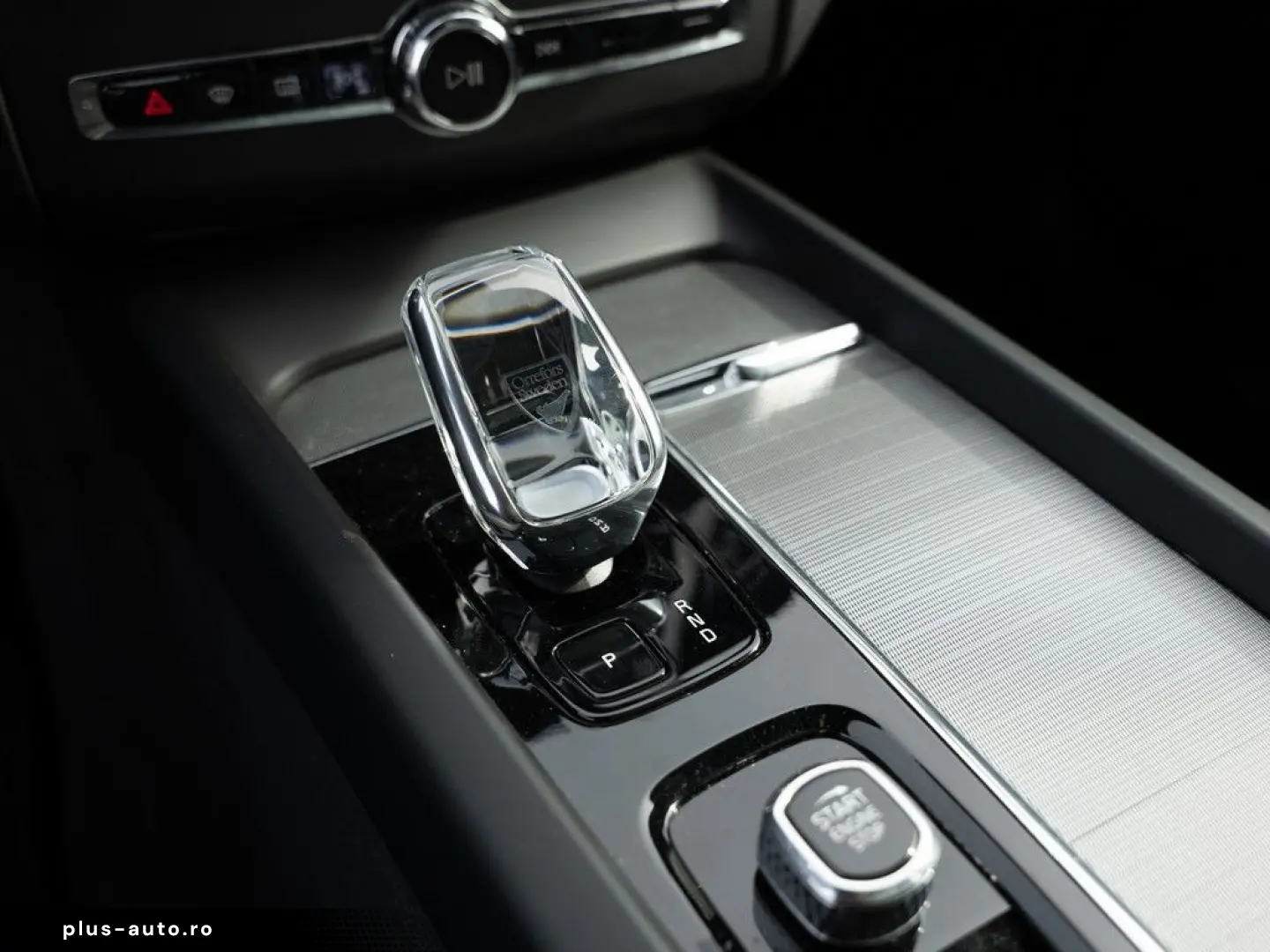 VOLVO XC60 B5 AWD Plus Dark FACEL. LED KAMERA H K PANO