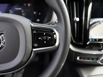 VOLVO XC60 B5 AWD Plus Dark FACEL. LED KAMERA H K PANO