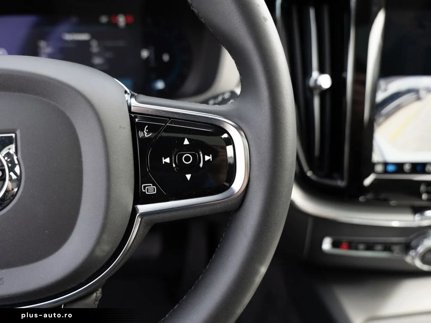 VOLVO XC60 B5 AWD Plus Dark FACEL. LED KAMERA H K PANO