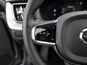 VOLVO XC60 B5 AWD Plus Dark FACEL. LED KAMERA H K PANO