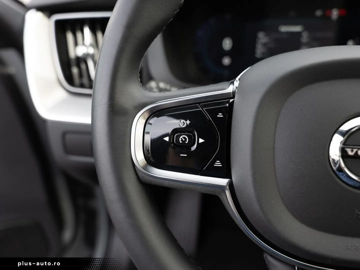 VOLVO XC60 B5 AWD Plus Dark FACEL. LED KAMERA H K PANO