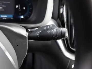VOLVO XC60 B5 AWD Plus Dark FACEL. LED KAMERA H K PANO