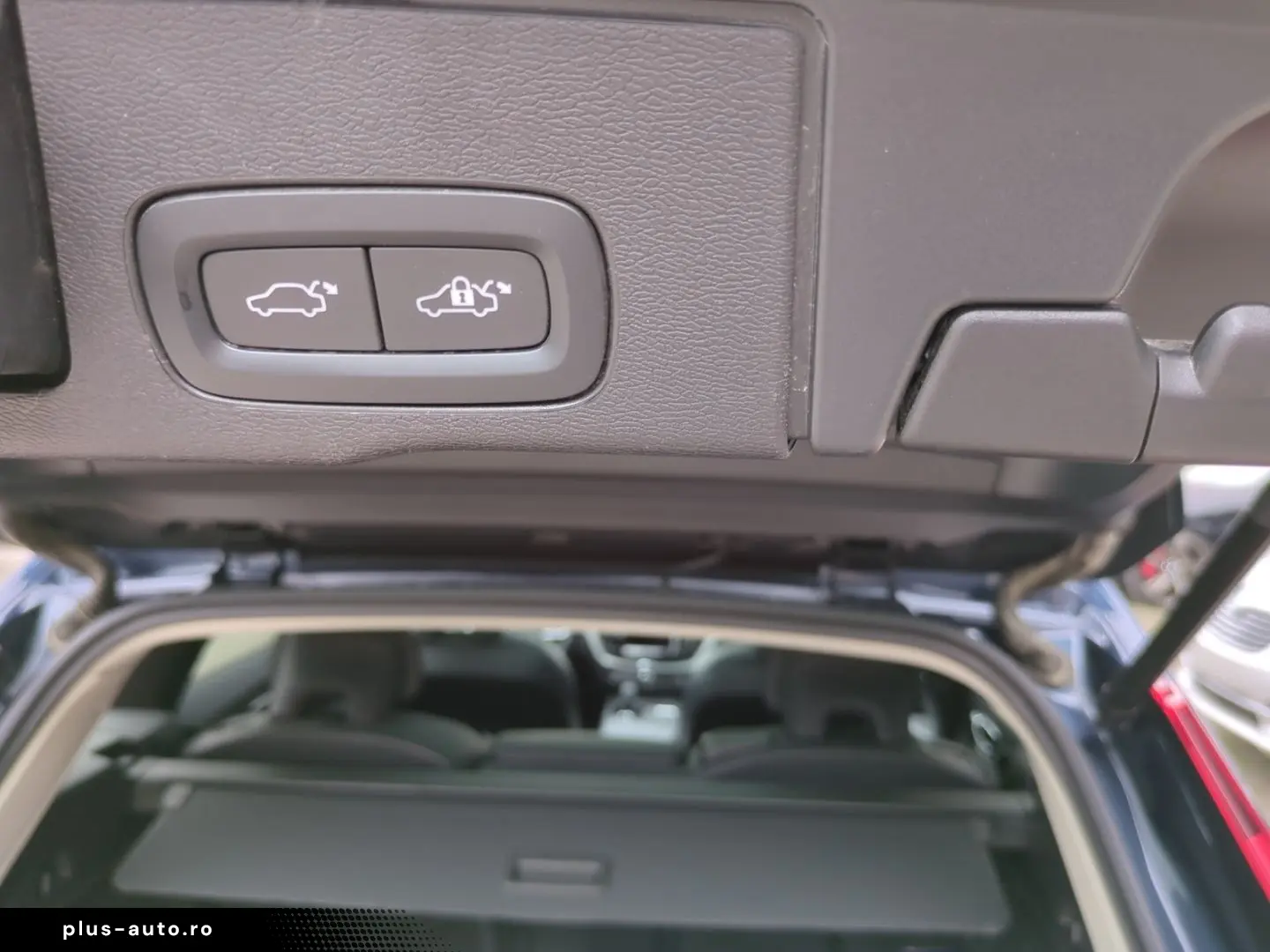 VOLVO XC60 Plus Dark AWD El. Panodach Digitales Cockpi