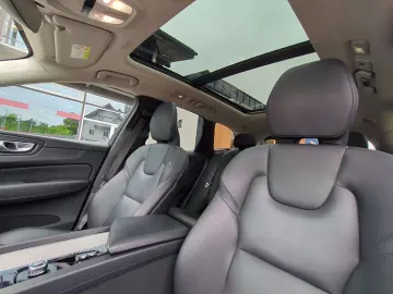 VOLVO XC60 Plus Dark AWD El. Panodach Digitales Cockpi