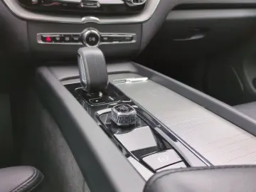 VOLVO XC60 Plus Dark AWD El. Panodach Digitales Cockpi