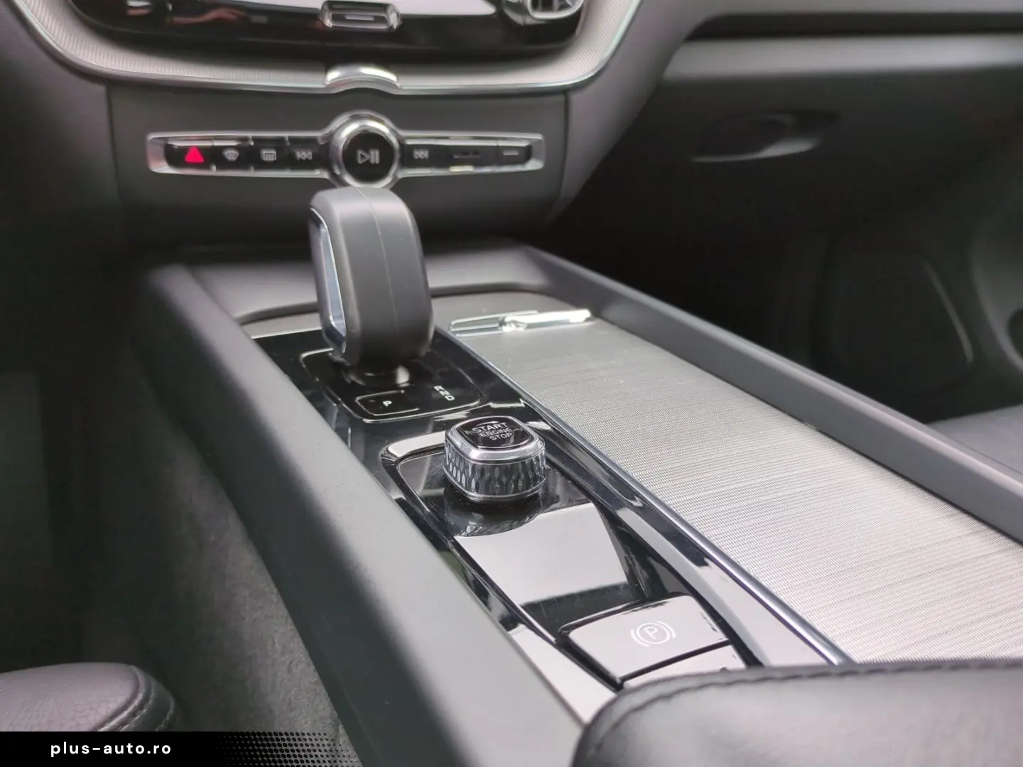 VOLVO XC60 Plus Dark AWD El. Panodach Digitales Cockpi