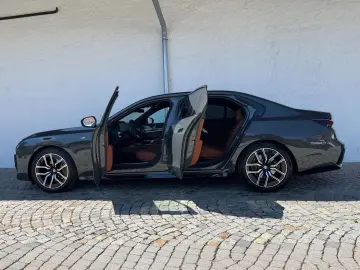 BMW 740d xDr.  M SPORT Theater LOUNGE SEAT 2025 SKY