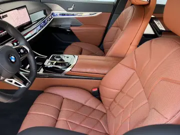 BMW 740d xDr.  M SPORT Theater LOUNGE SEAT 2025 SKY