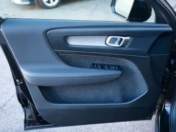 VOLVO XC40 B3 Core 2WD LEDER NAVI CAM LED ACC KEYLESS