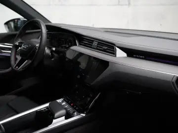 AUDI Q8 Sportback e-tron 55 quattro S Line   Black L