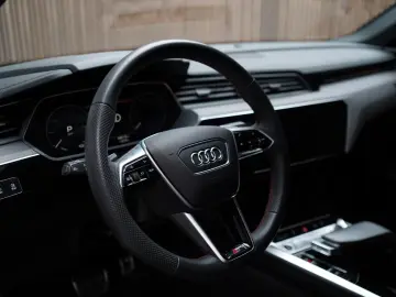 AUDI Q8 Sportback e-tron 55 quattro S Line   Black L