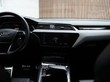 AUDI Q8 Sportback e-tron 55 quattro S Line   Black L