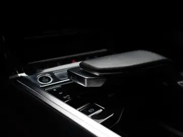AUDI Q8 Sportback e-tron 55 quattro S Line   Black L