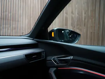 AUDI Q8 Sportback e-tron 55 quattro S Line   Black L