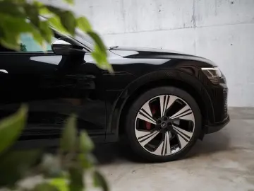 AUDI Q8 Sportback e-tron 55 quattro S Line   Black L