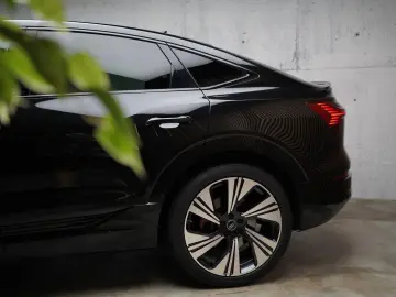 AUDI Q8 Sportback e-tron 55 quattro S Line   Black L
