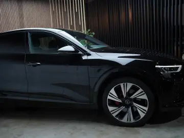 AUDI Q8 Sportback e-tron 55 quattro S Line   Black L