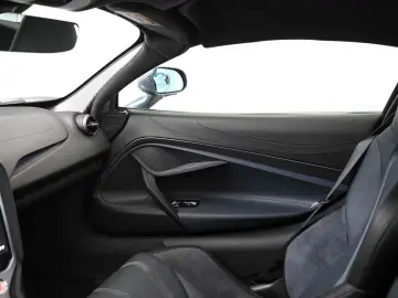 McLaren 750S   226 KM   TechLux   Carbon