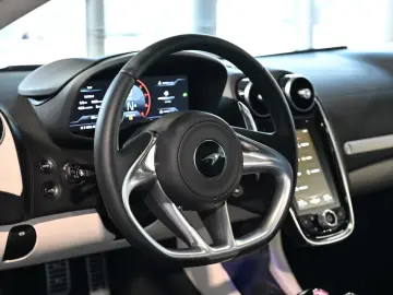 McLaren GT Serpentine Luxe Premium B&W Lift Panorama