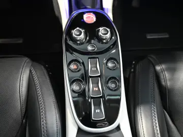 McLaren GT Serpentine Luxe Premium B&W Lift Panorama
