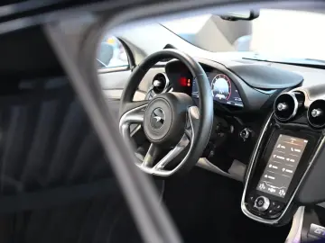 McLaren GT Serpentine Luxe Premium B&W Lift Panorama