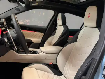 Maserati Grecale Trofeo Sonderlack Wartungspaket