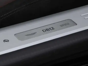 Aston Martin DB12 Volante