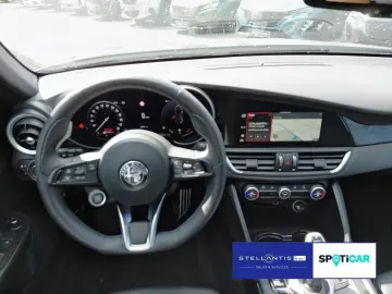ALFA ROMEO Giulia 2.0 Turbo AT8 1.Hand LED Leder Navi SHZ K