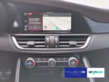 ALFA ROMEO Giulia 2.0 Turbo AT8 1.Hand LED Leder Navi SHZ K