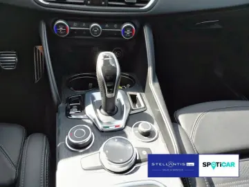 ALFA ROMEO Giulia 2.0 Turbo AT8 1.Hand LED Leder Navi SHZ K