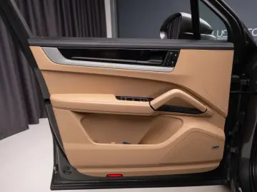 Porsche Cayenne Hybrid Facelift  Panoramic