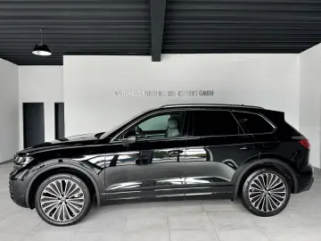 VW Touareg 3.0 TSI eHybrid 4Motion IQ Pano AHK HUD