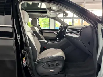 VW Touareg 3.0 TSI eHybrid 4Motion IQ Pano AHK HUD