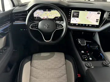 VW Touareg 3.0 TSI eHybrid 4Motion IQ Pano AHK HUD