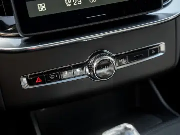 VOLVO XC90 T8 AWD Ultra Bright AHK B&W LUFTFEDERUNG