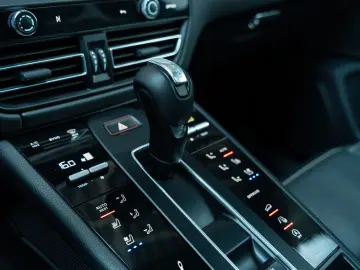 PORSCHE Macan T