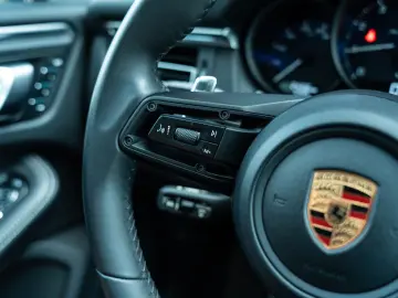 PORSCHE Macan T