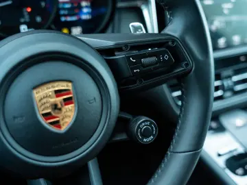 PORSCHE Macan T