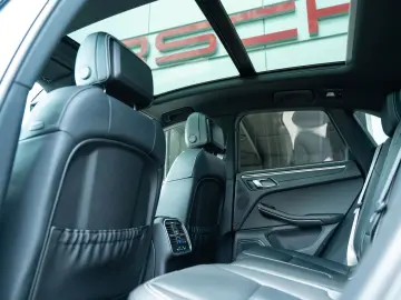 PORSCHE Macan T