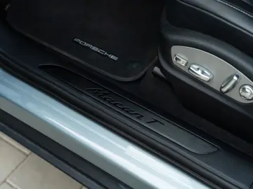 PORSCHE Macan T