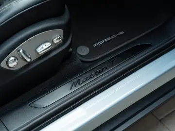 PORSCHE Macan T