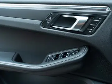PORSCHE Macan T