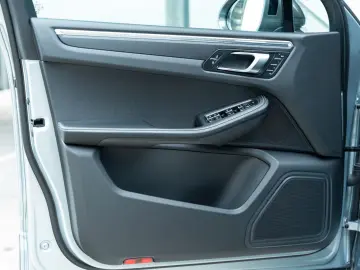 PORSCHE Macan T