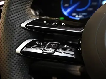 MERCEDES-BENZ EQE 500 4M AMG Sport Premium  Hyperscreen PANO