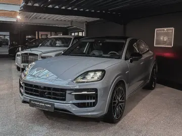 PORSCHE Cayenne Coupe S E-Hybrid   Sport Design   Head-U