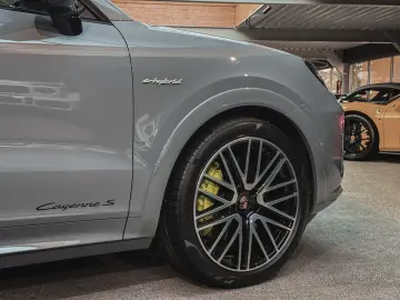 PORSCHE Cayenne Coupe S E-Hybrid   Sport Design   Head-U