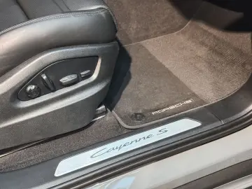 PORSCHE Cayenne Coupe S E-Hybrid   Sport Design   Head-U