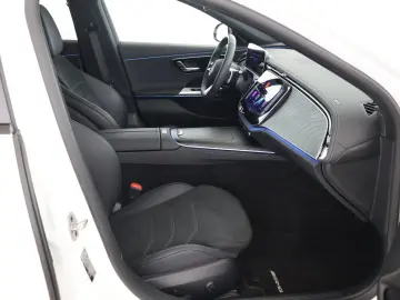 MERCEDES-BENZ E 200 AMG Night Distronic Ambiente Win…