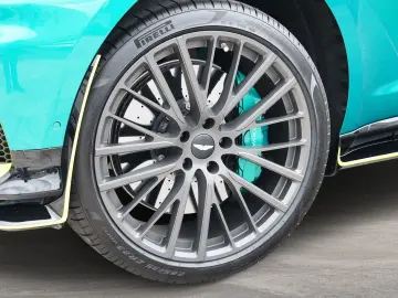 ASTON MARTIN DBX 707 AMR 23'' Podium Green…